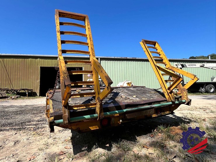dual-t/a-equipment-tag-trailer-image-23