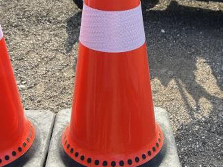#190-•-(18)-traffic-safety-cones-image-1