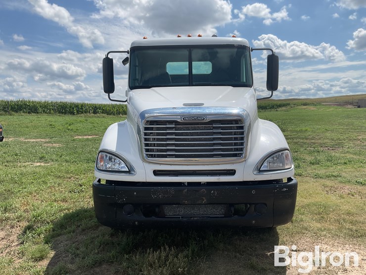 2007-freightliner-columbia-120-image-2