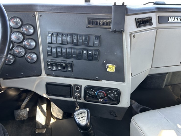 2015-western-star-4900sb-image-22