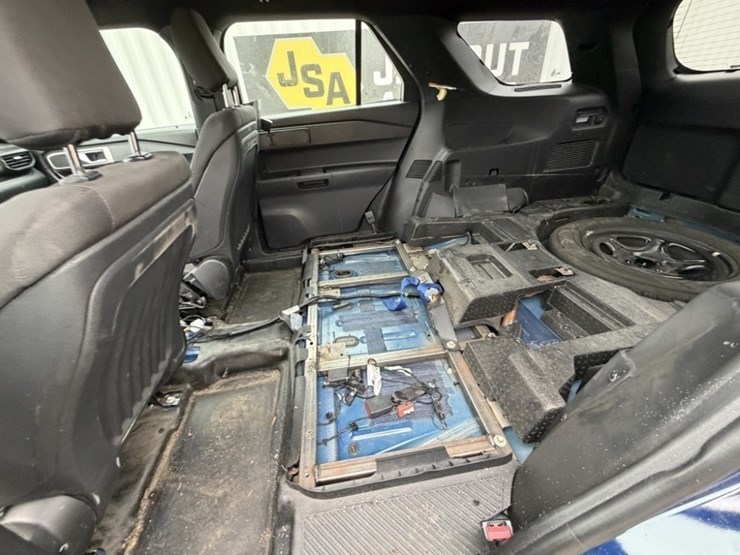 2020-ford-explorer-image-21