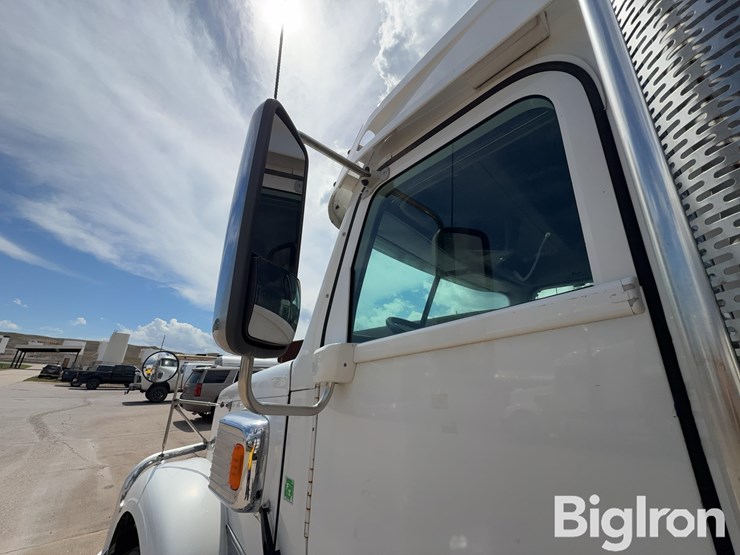 2012-freightliner-coronado-132-image-10