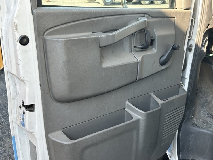2016-chevrolet-express-paratransit-bus-image-18