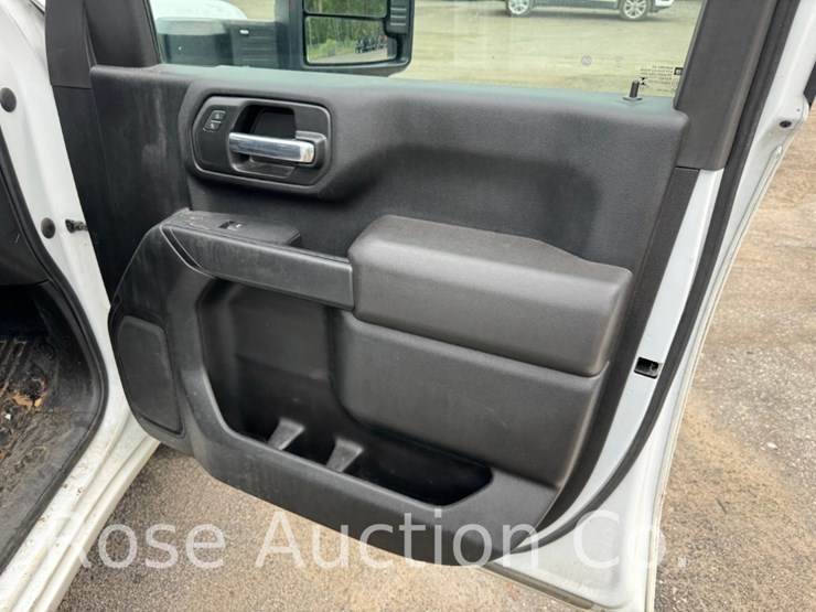 2022-chevrolet-3500-image-19