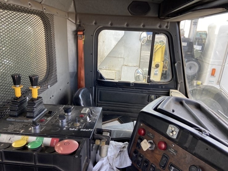 2012-peterbilt-320-image-15