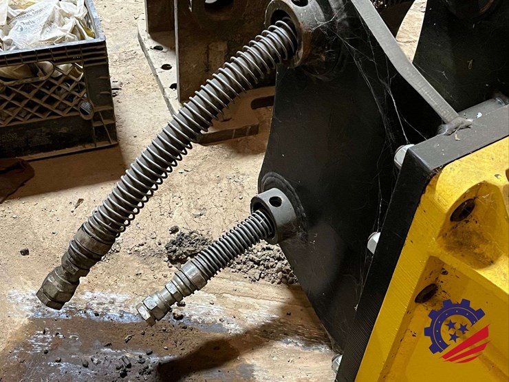 2019-epiroc-mb1000-hydraulic-hammer-image-12