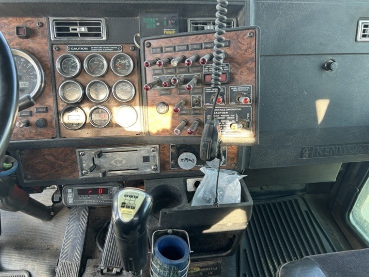 1999-kenworth-w900-image-18