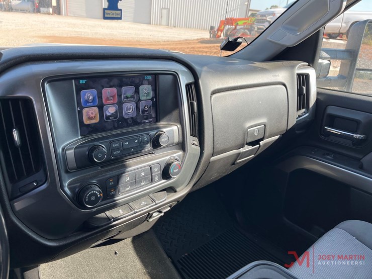 2018-chevrolet-2500-image-15