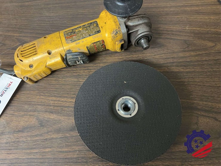 dewalt-electric-120vac-4.5-inch-angle-grinder,-model-dwe4011-image-3