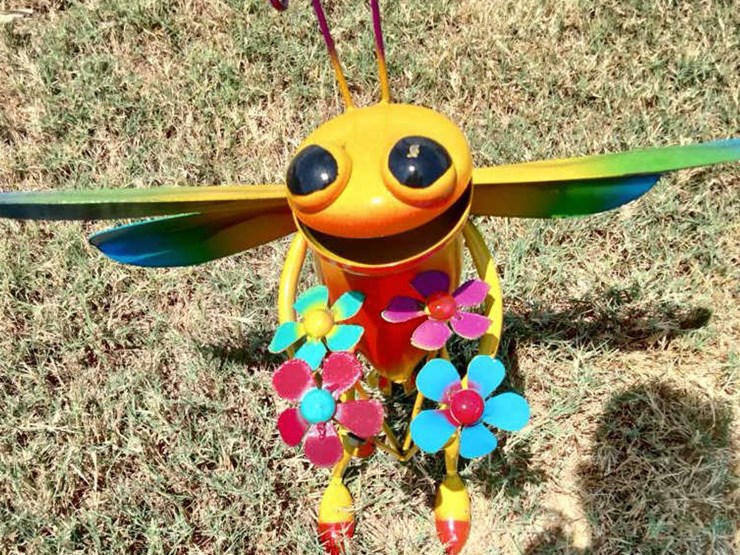 #119-•-metal-art---stand-up-dragon-fly-w/bouquet-flowers-image-2