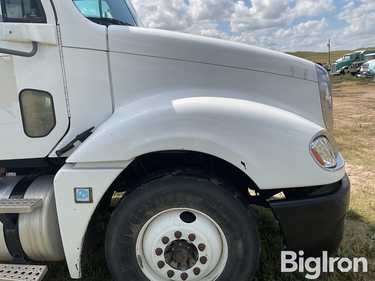2007-freightliner-columbia-120-image-16