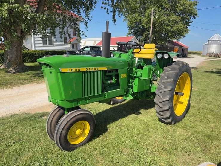 john-deere-2520-image-1