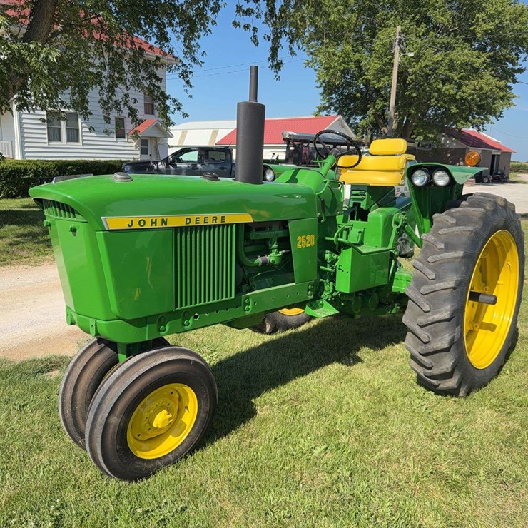 JOHN DEERE 2520