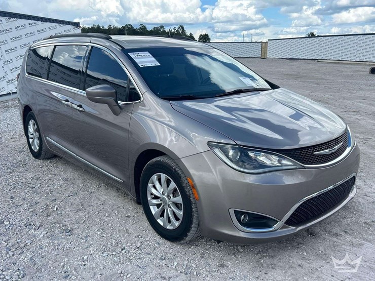 2017-chrysler-pacifica-image-2