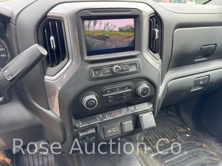 2022-chevrolet-3500-image-26