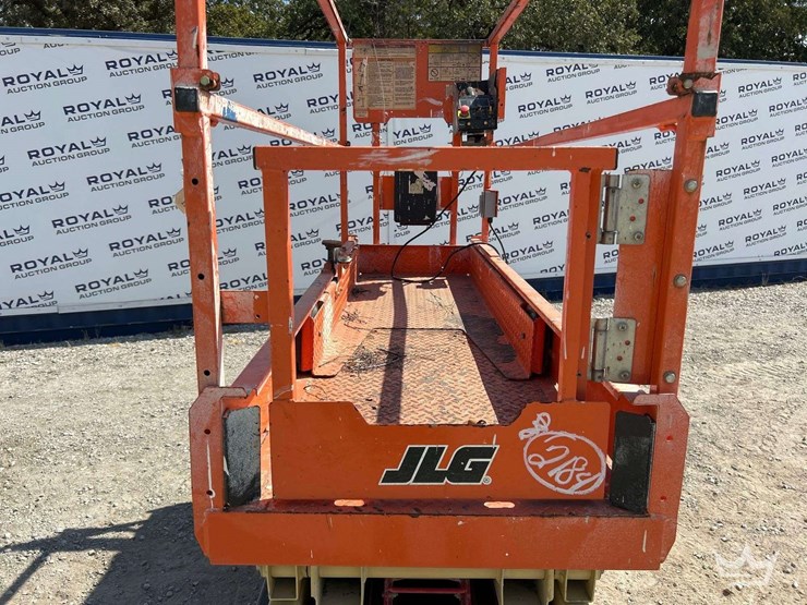 jlg-scissor-lift-image-13