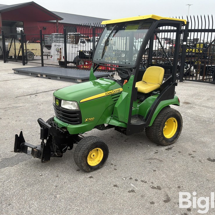 2009 JOHN DEERE X700