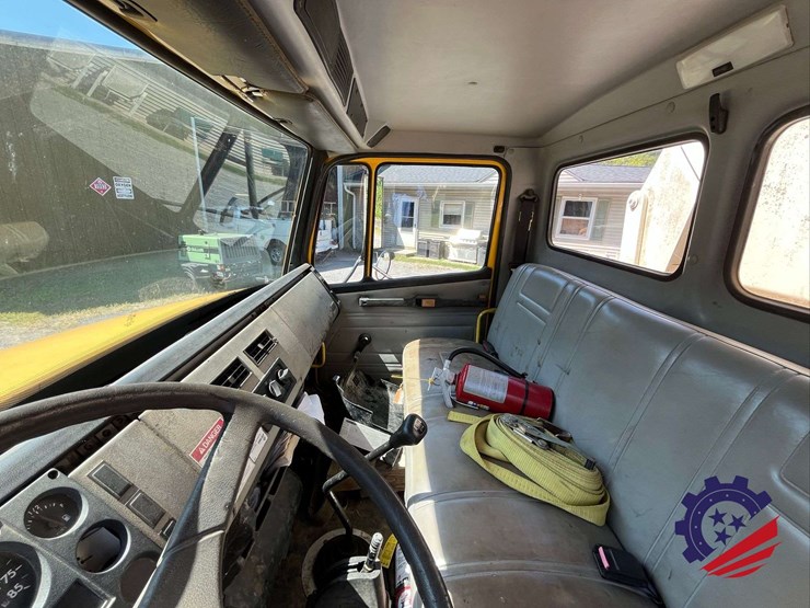 1999-freightliner-fl70-image-77