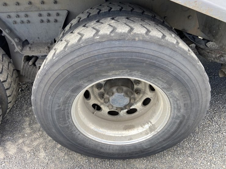 2012-peterbilt-320-image-32