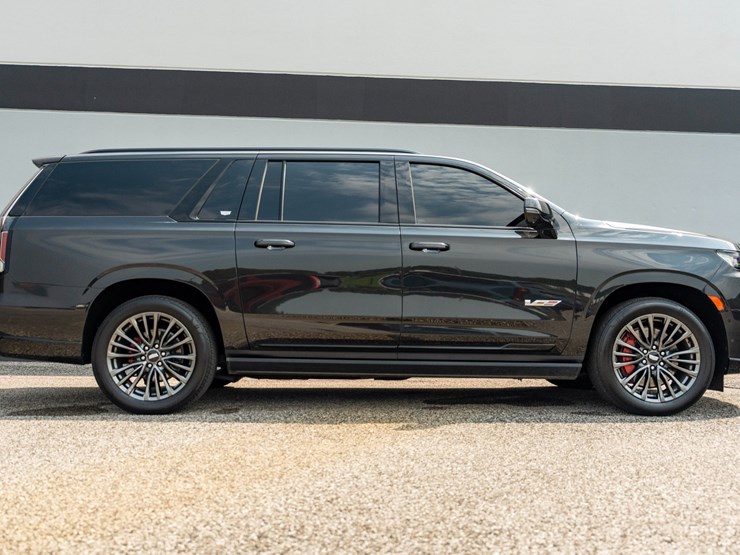 2024-cadillac-escalade-esv-image-4