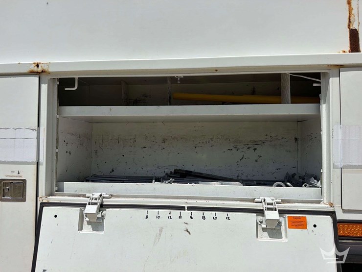 2011-freightliner-m2-106-image-35