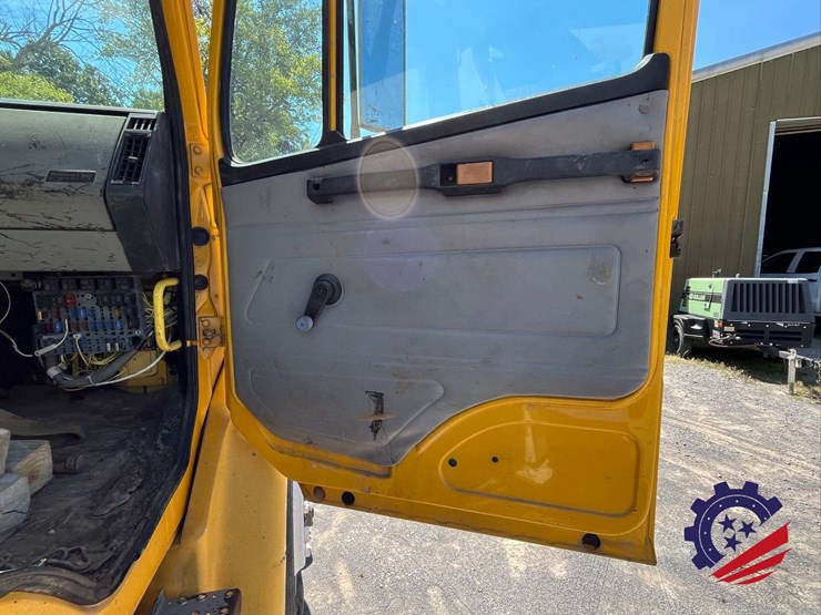 1999-freightliner-fl70-image-64
