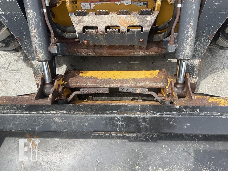 2016-deere-318e-image-10