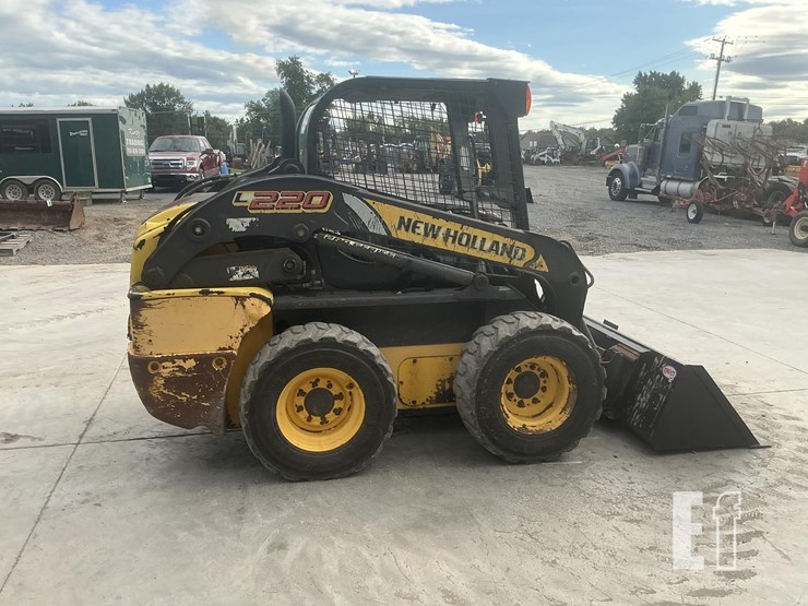 2015-new-holland-l220-image-5
