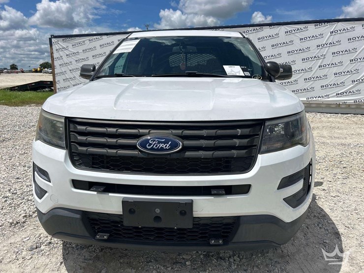 2018-ford-explorer-image-24
