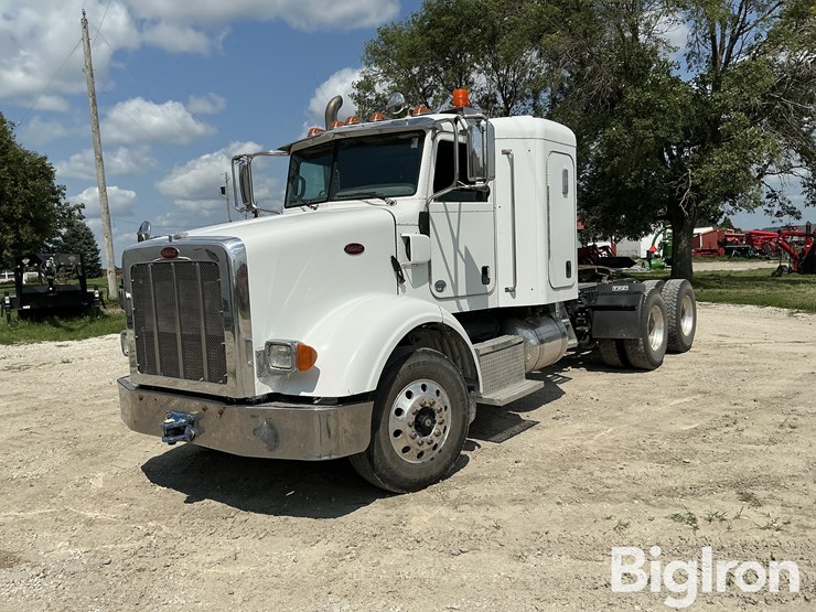 2015-peterbilt-365-image-1