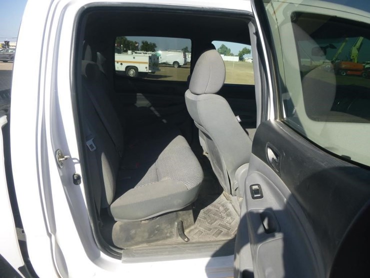 2013-toyota-tacoma-image-19