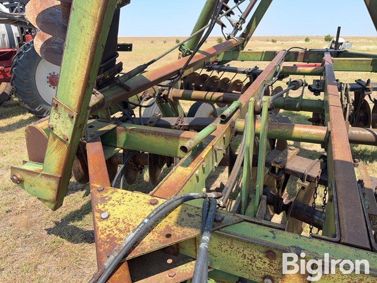 john-deere-330-image-12