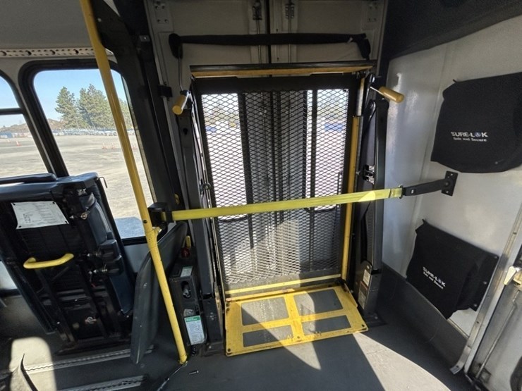 2016-chevrolet-express-paratransit-bus-image-23