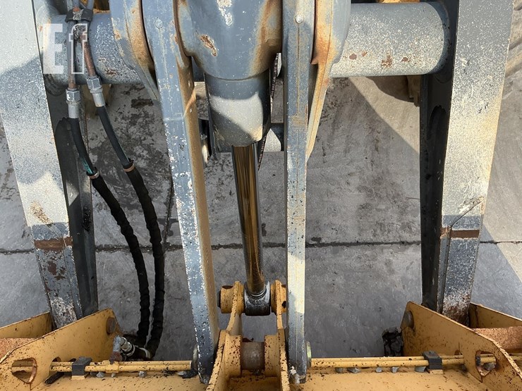 2010-deere-310j-image-10