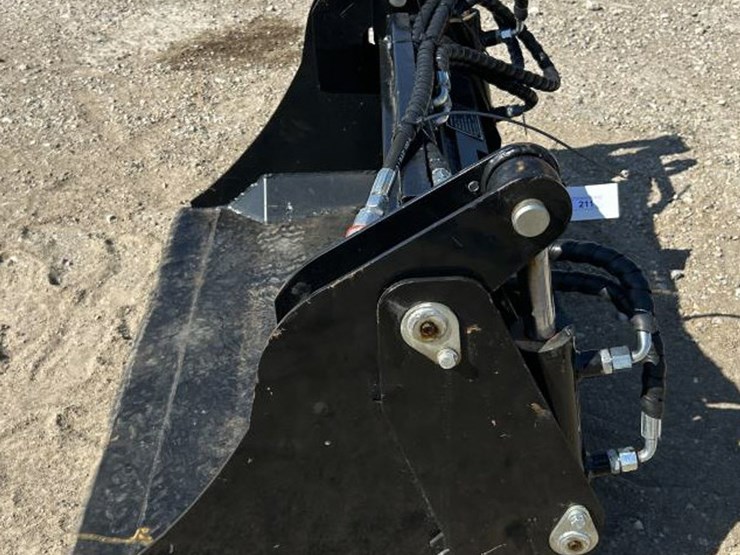 #211-•-future-skid-steer-4-in-1-bucket---ft---xkh39f-image-4