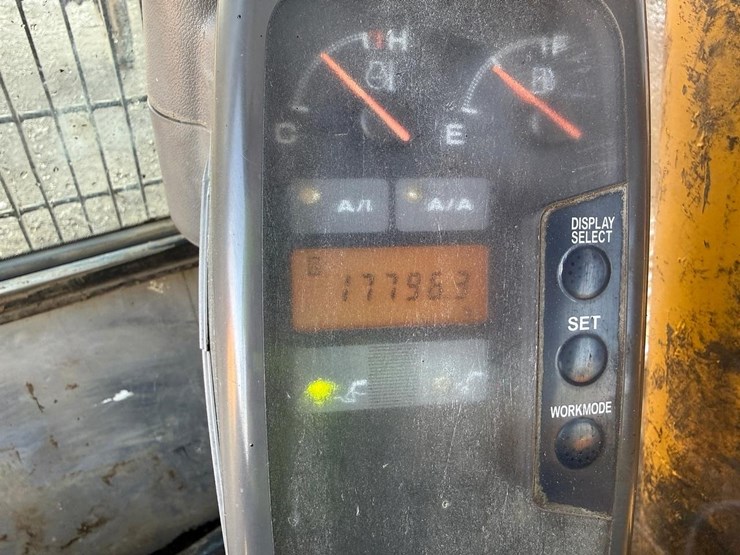 deere-200c-lc-image-23