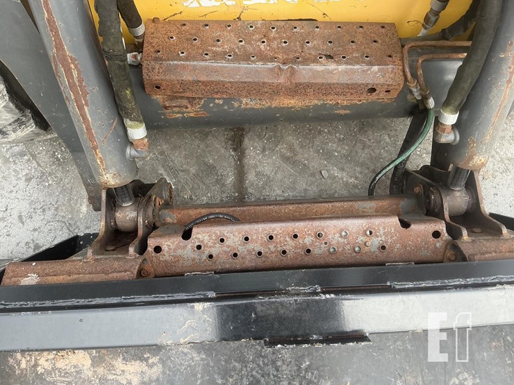 2015-new-holland-l220-image-10