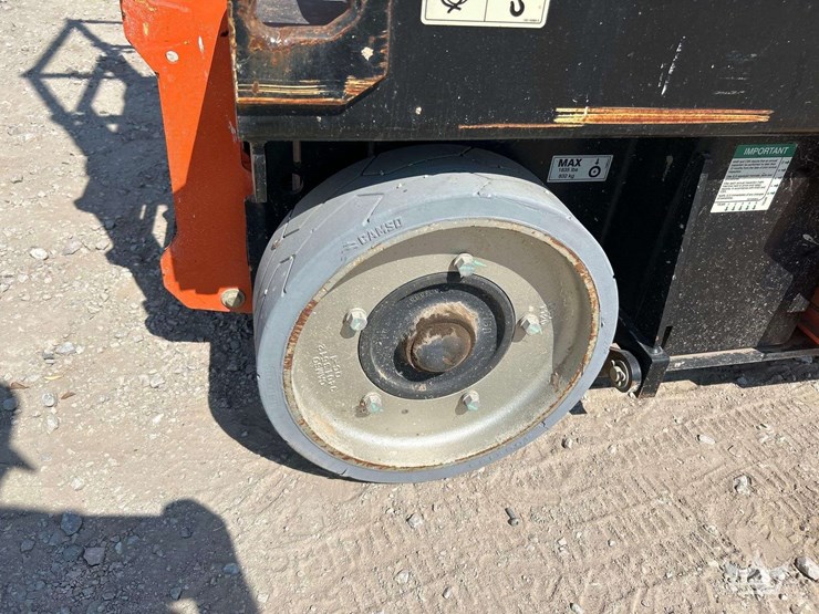 jlg-scissor-lift-image-16