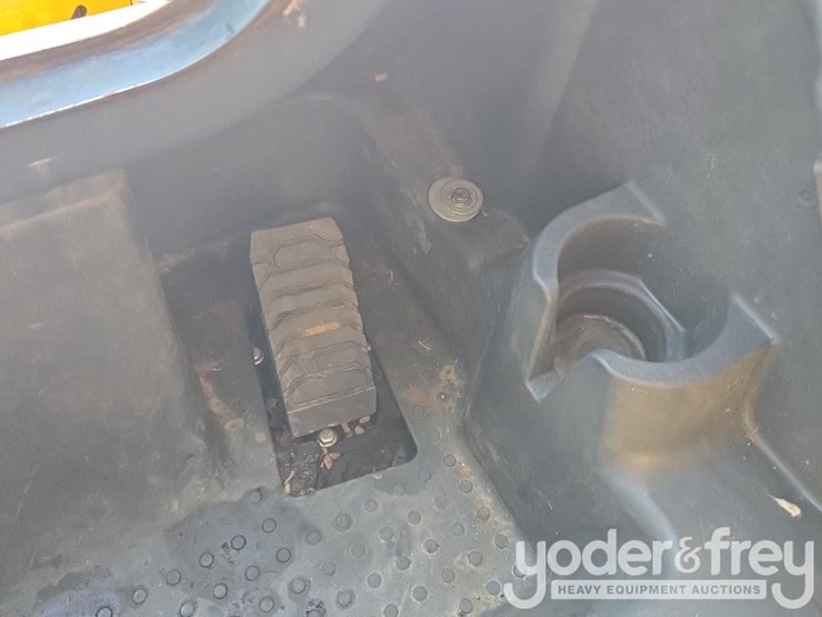 2019-deere-324g-image-24
