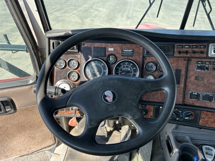 2005-kenworth-w900-image-18
