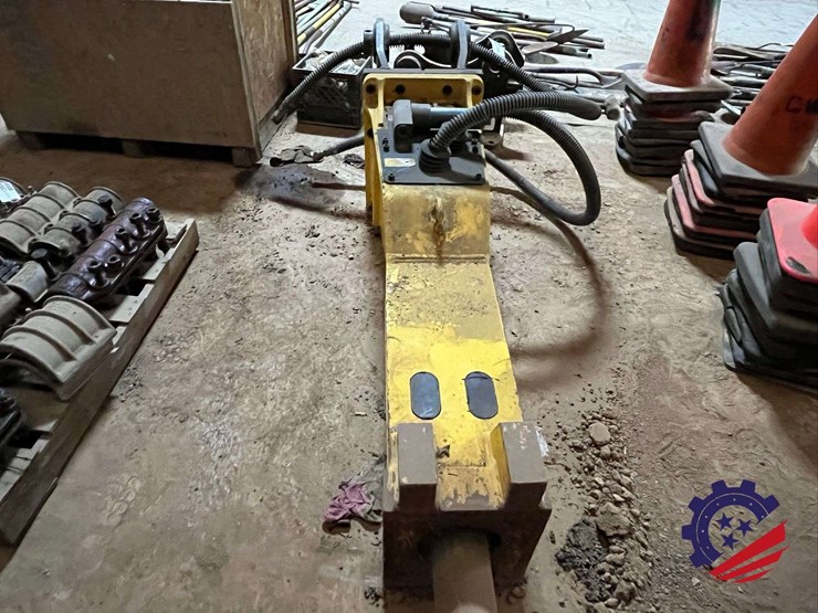 2019-epiroc-mb1000-hydraulic-hammer-image-10