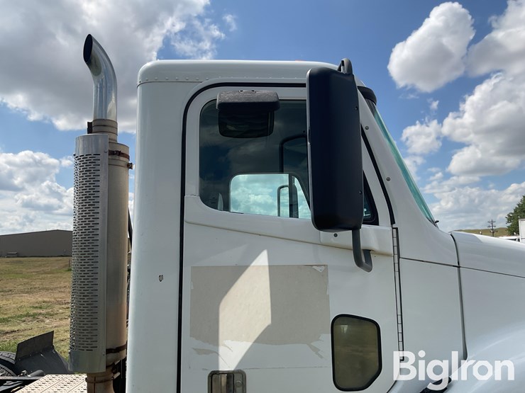 2007-freightliner-columbia-120-image-17