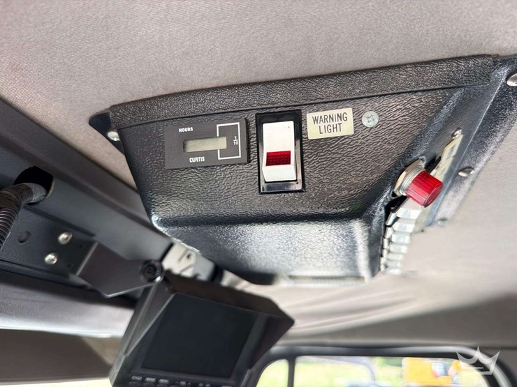 2011-freightliner-m2-106-image-11