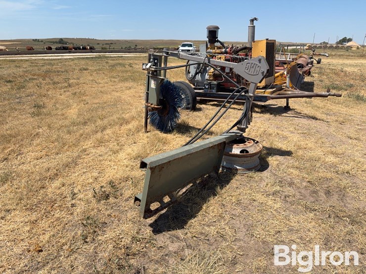 douglas-welding-&-machine-feed-bunk-sweeper-skid-steer-attachment-image-7