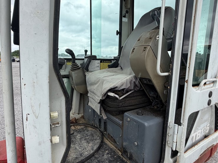 2007-takeuchi-tb135-image-11