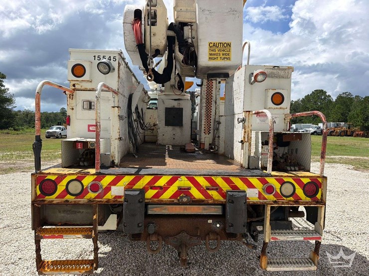 2011-freightliner-m2-106-image-25