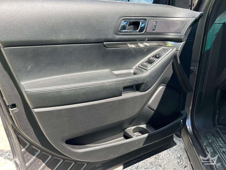 2017-ford-explorer-image-12