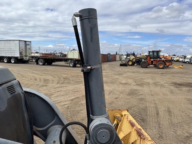 2013-deere-210k-ep-image-16