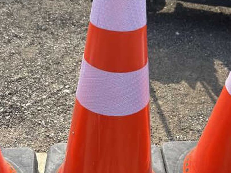 #191-•-(18)-traffic-safety-cones-image-2