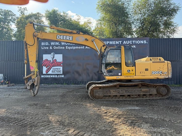 deere-200c-lc-image-1